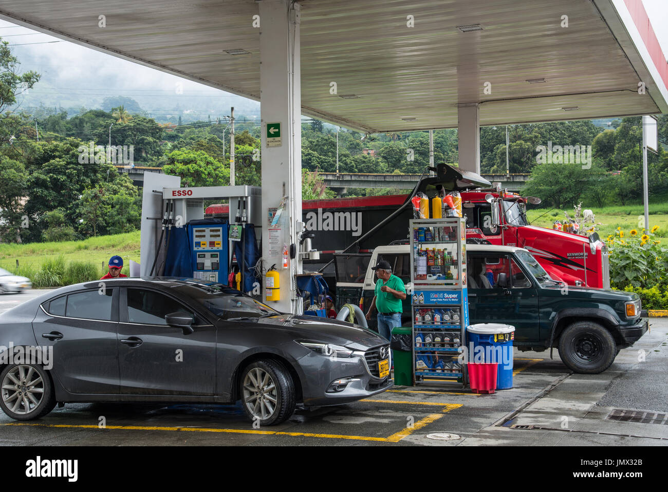 Automobili e camion il riempimento fino ad una stazione di gas. Medellin, Colombia, America del Sud. Foto Stock
