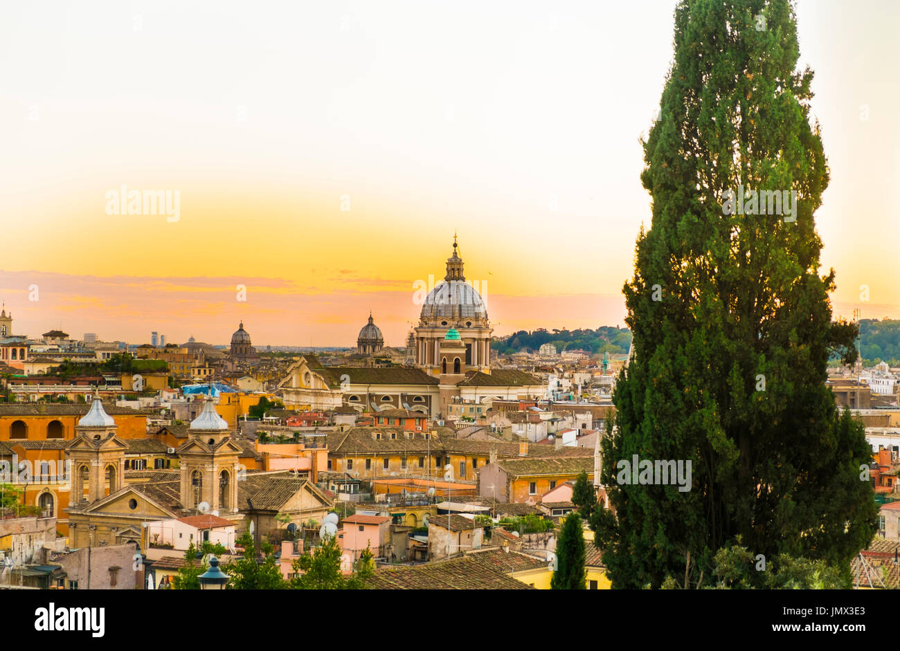 La basilica di san Pietro al tramonto visto dal Pincio nei giardini di Villa Borghese, Roma, lazio, Italy Foto Stock