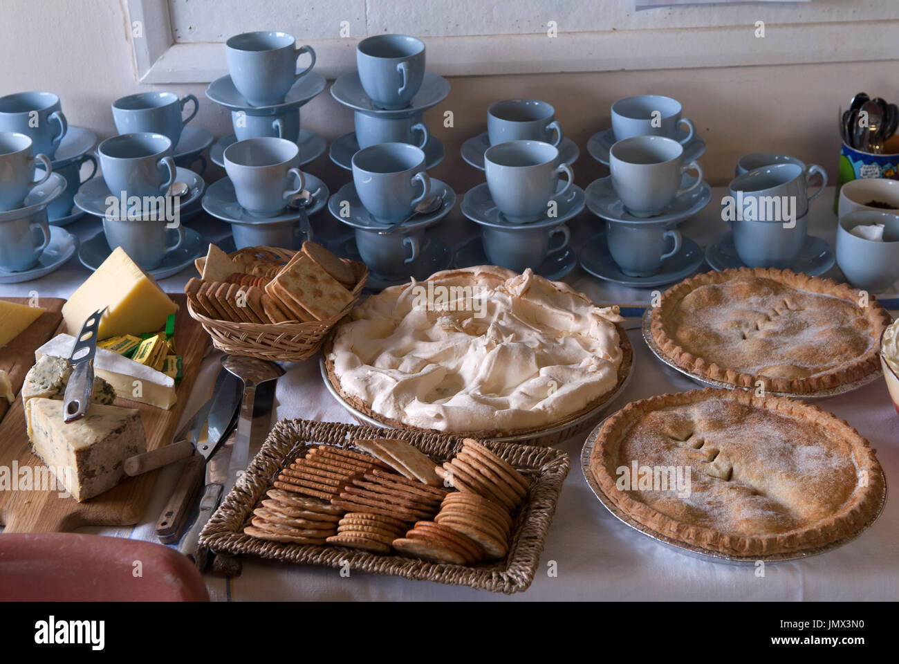 Tè della squadra di cricket del villaggio inglese pronto per essere servito nel padiglione del cricket del villaggio. Ebernoe, Sussex, Inghilterra. 2010S 2015 UK HOMER SYKES Foto Stock