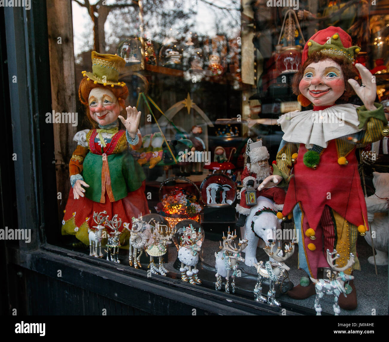 Un store window display con una collezione di figurine. Foto Stock