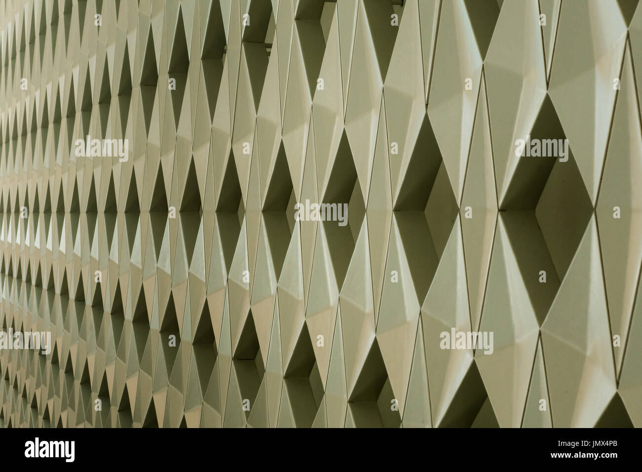 Close-up dettaglio di arredamento moderno design della parete con forme geometriche e linee la formazione di pattern. Foto Stock