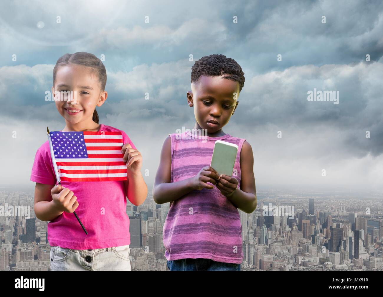 Composito Digitale dei bambini azienda bandiera americana e telefono con lo sfondo della città Foto Stock