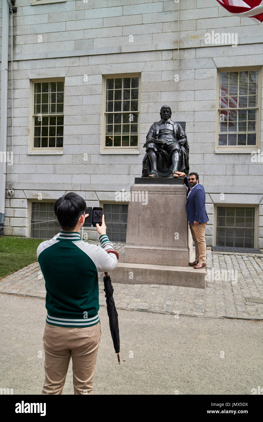 I turisti per scattare delle foto di sfregamento del piede john harvard statua al di fuori dell'università hall presso la Harvard University di Boston - USA Foto Stock