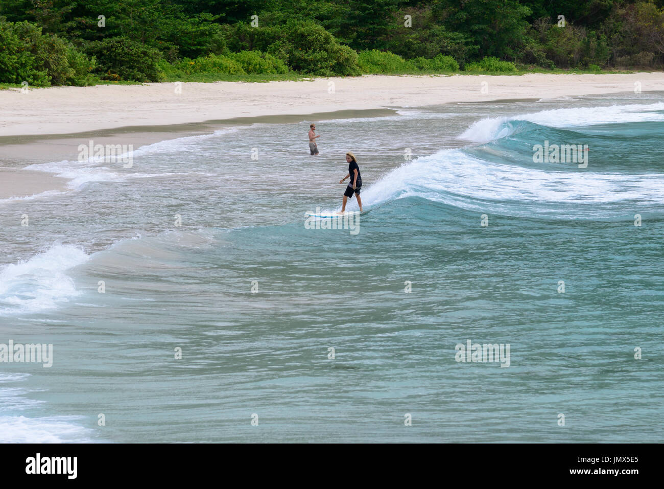 Surfer sulla spiaggia da Josiahs Bay, Josiahs Bay, Tortola Island, BVI Isole Vergini Britanniche, Mar dei Caraibi Foto Stock