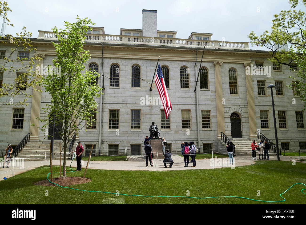 John harvard statua al di fuori dell'università hall presso la Harvard University di Boston - USA Foto Stock