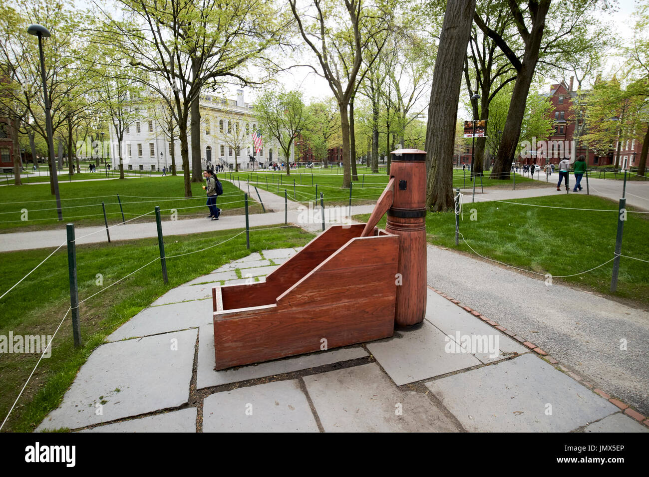 Pompa in legno scolpito del vecchio cantiere della Harvard University di Boston - USA Foto Stock