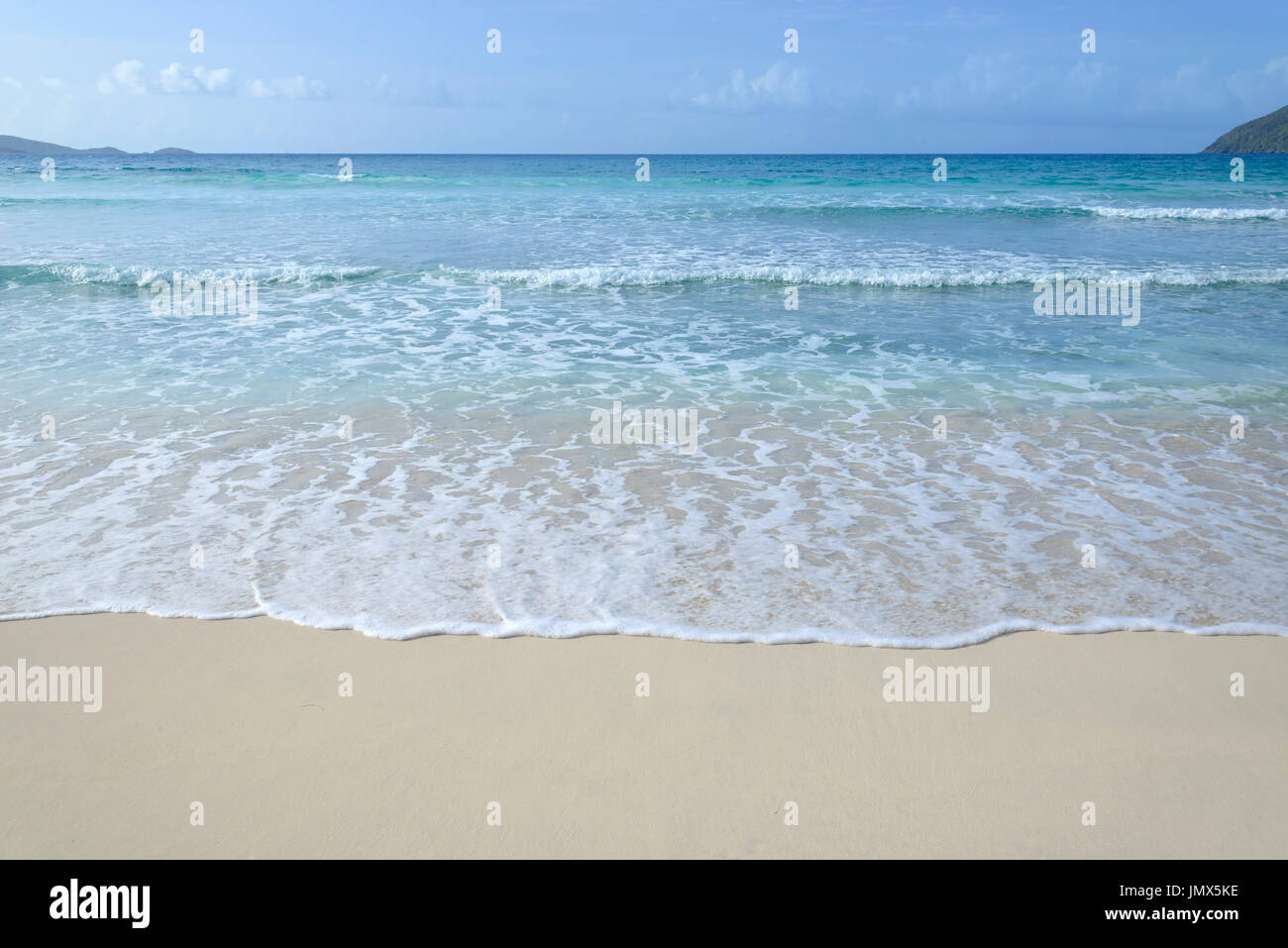 Spiaggia di sabbia e onde, isola di Tortola, Isole Vergini Britanniche, Mar dei Caraibi Foto Stock