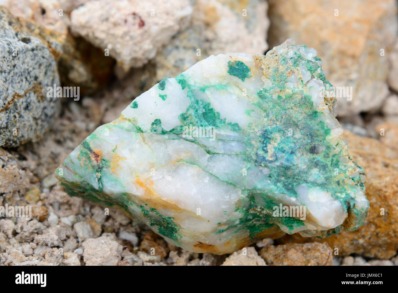 La malachite è un carbonato di rame Idrossido, minerale le rovine di miniera di rame di punto, Virgin Gorda Isola, Isole Vergini Britanniche, Isole dei Caraibi Foto Stock