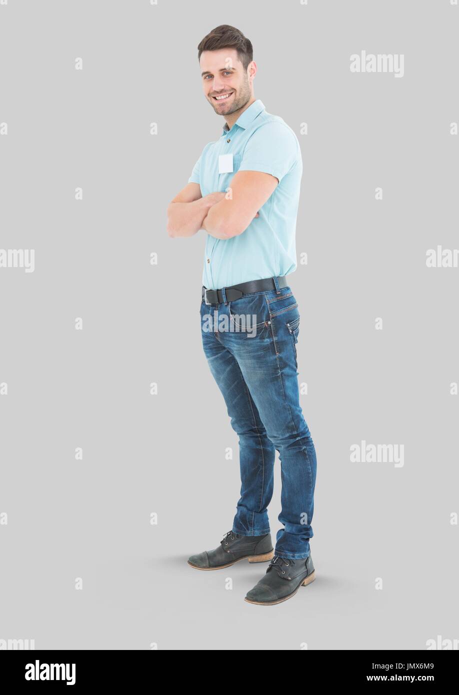 Composito Digitale del corpo pieno ritratto di uomo in piedi con sfondo grigio Foto Stock