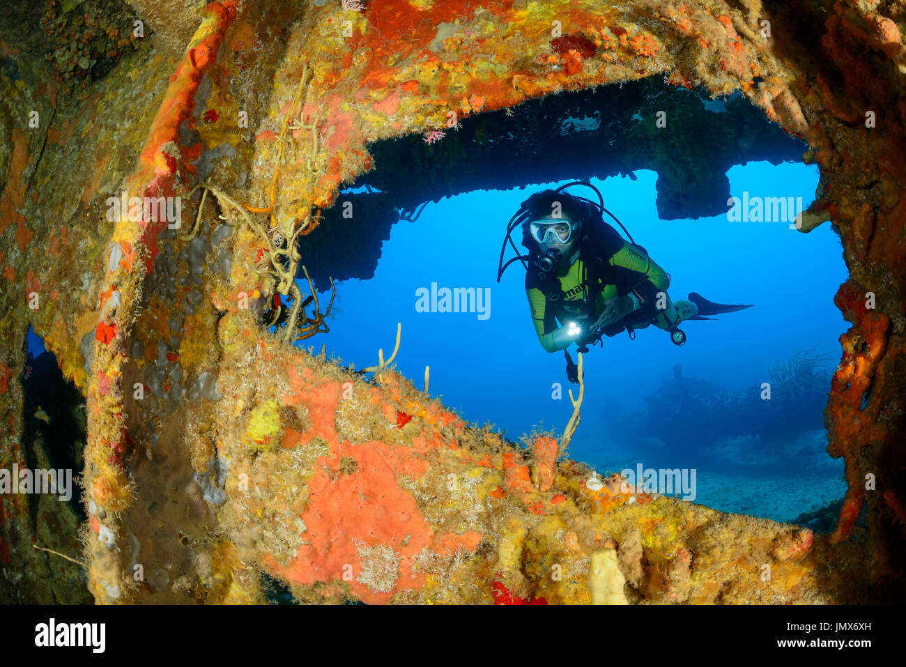 Shipreck Rhone e scuba diver, Virgin Gorda Isola, Isole Vergini Britanniche, Mar dei Caraibi Foto Stock