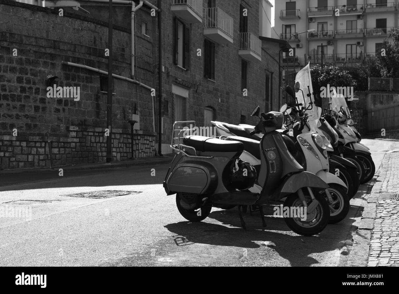 Una fila di scooter su una strada a Sorrento, Italia Foto Stock
