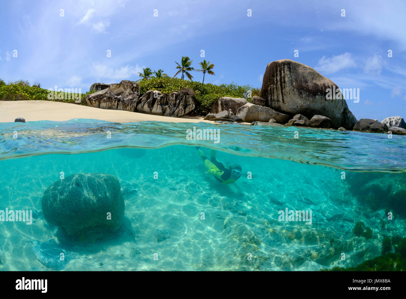 Immagine Splitlevel, spiaggia poco Trunk Bay e snorkeler con boulder, poco Trunk Bay, Virgin Gorda Isola, Isole Vergini Britanniche, Mar dei Caraibi Foto Stock