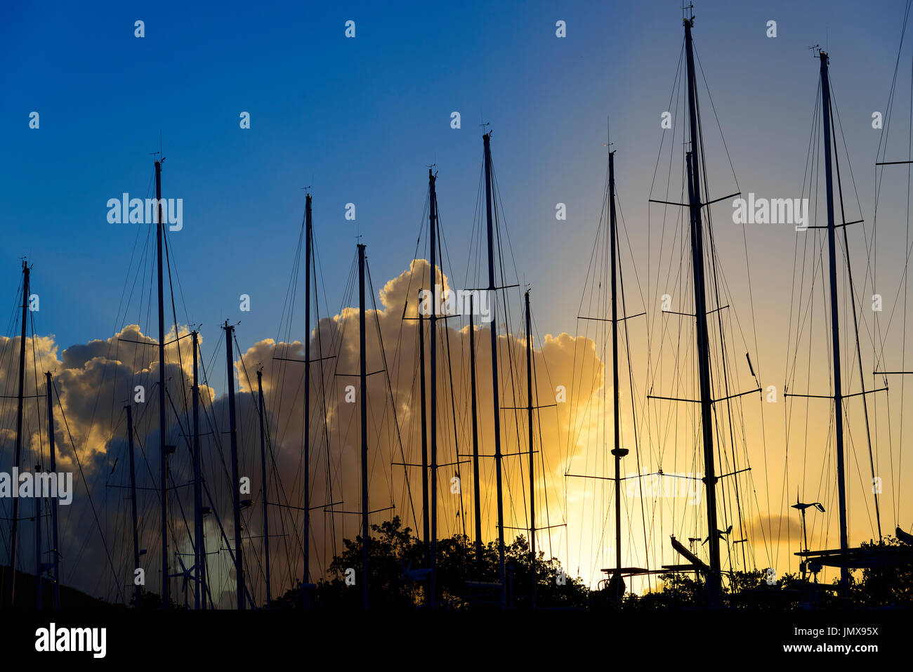Tramonto con montante di navi a vela, isola di Tortola, Isole Vergini Britanniche, Mar dei Caraibi Foto Stock
