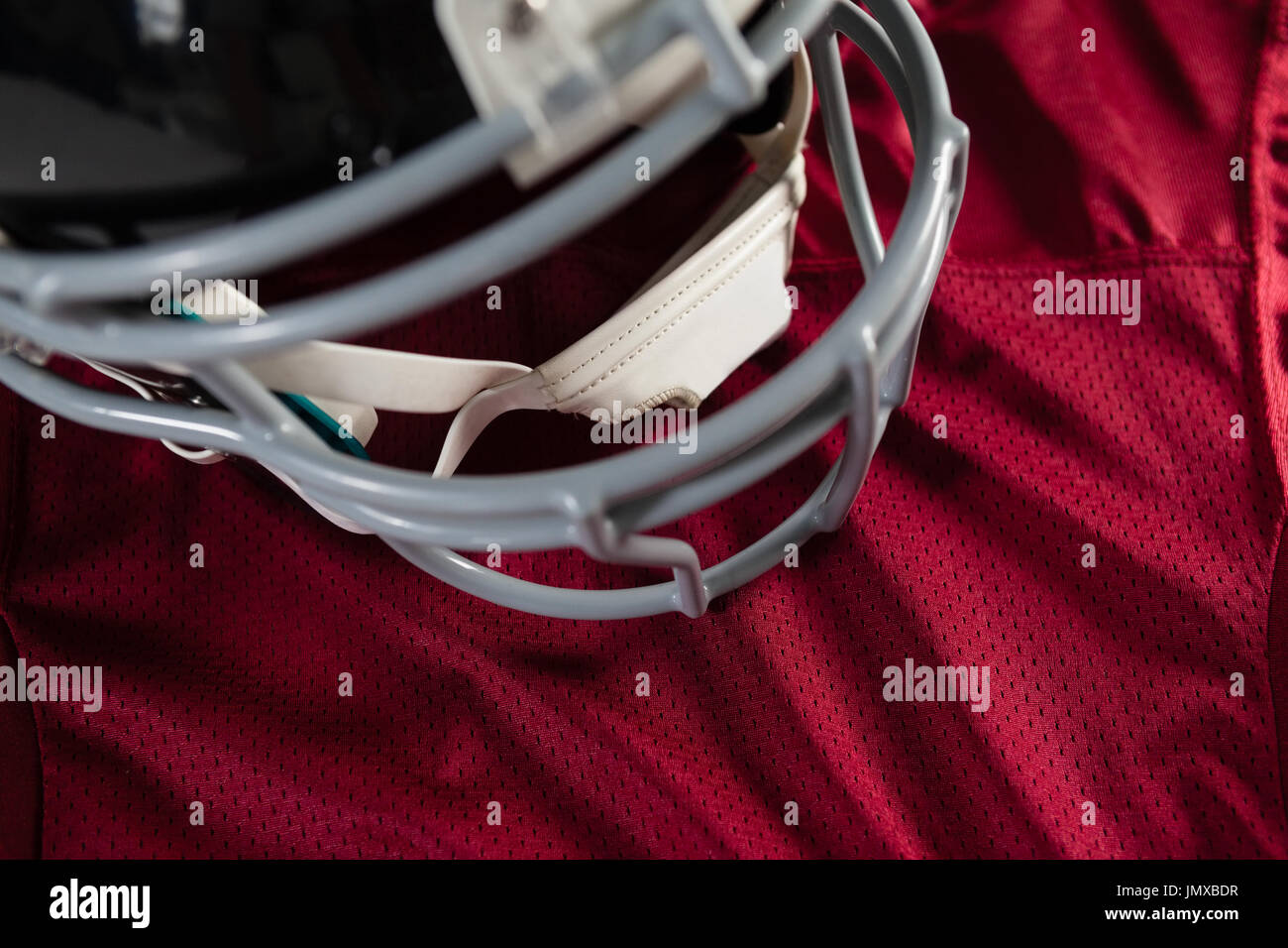 Close up di sport casco su maroon jersey Foto Stock