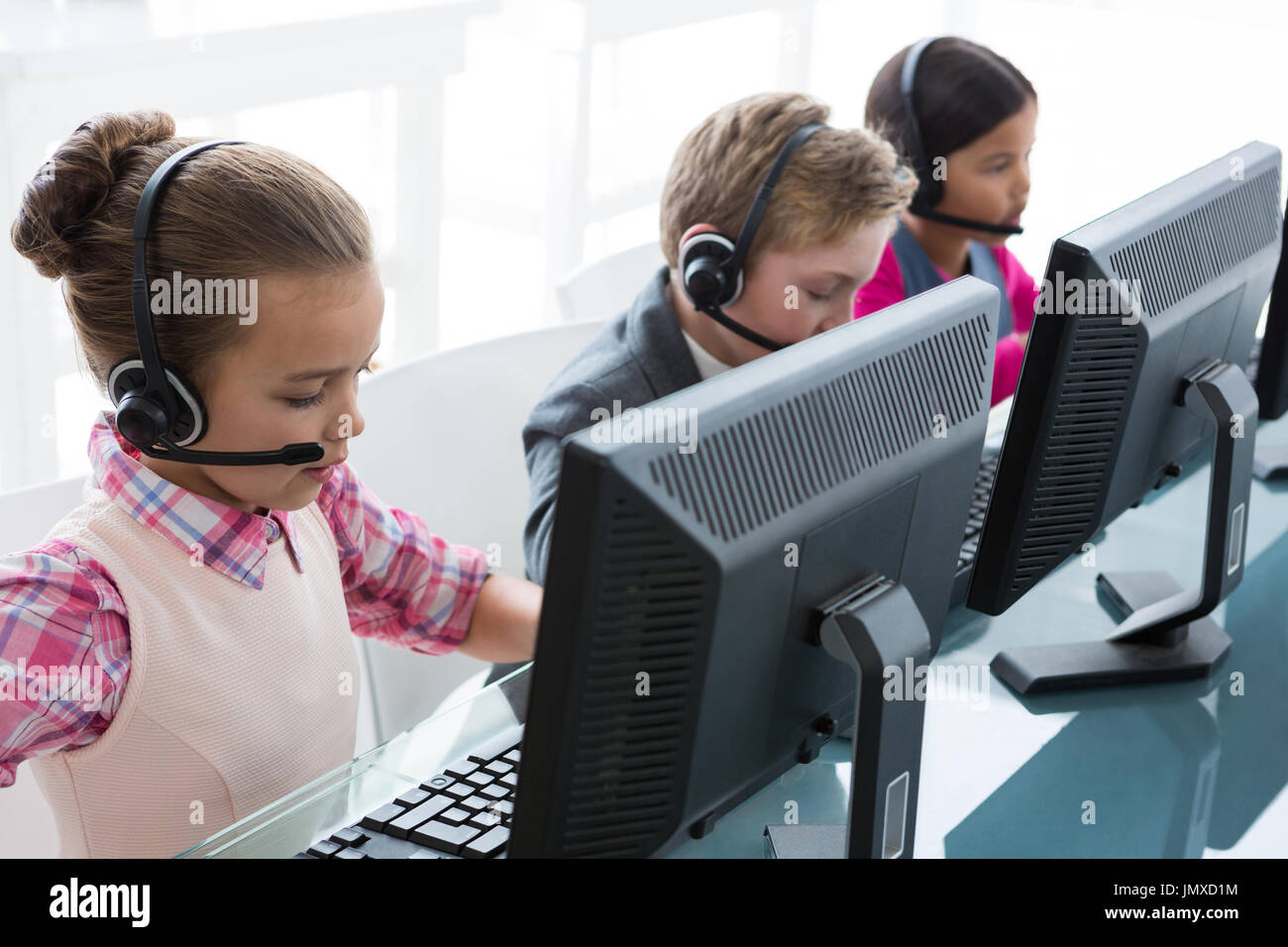 I bambini come customer care dirigenti che lavorano in ufficio Foto Stock