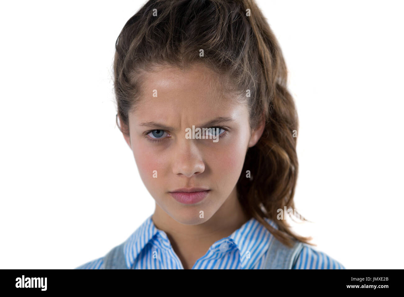 Ritratto di fiducioso ragazza adolescente contro uno sfondo bianco Foto Stock