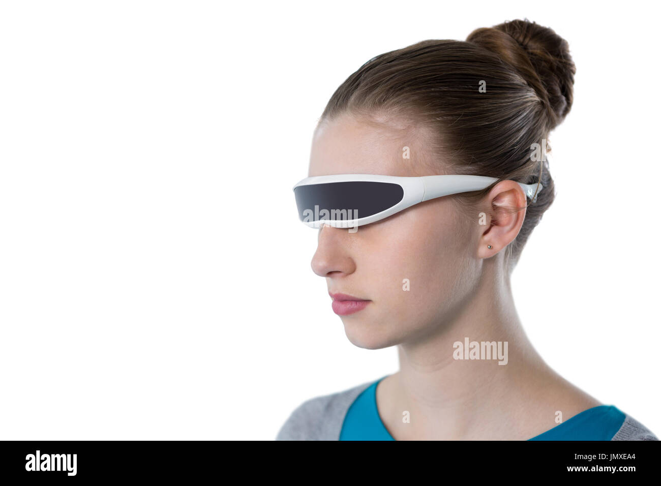 Ragazza adolescente utilizzando occhiali per realtà virtuale contro uno sfondo bianco Foto Stock