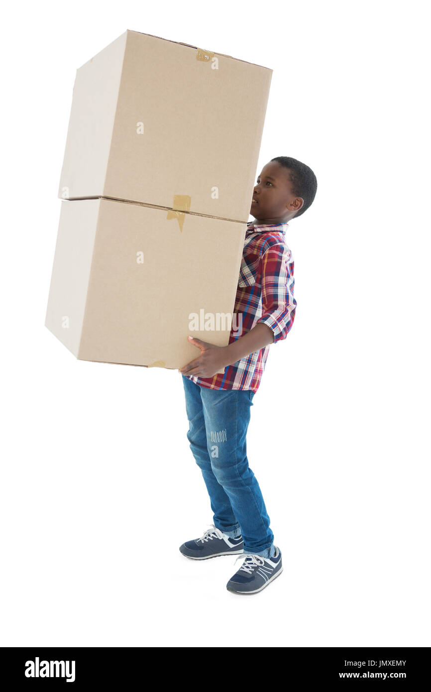Ragazzo che trasportano le scatole pesanti contro uno sfondo bianco Foto Stock