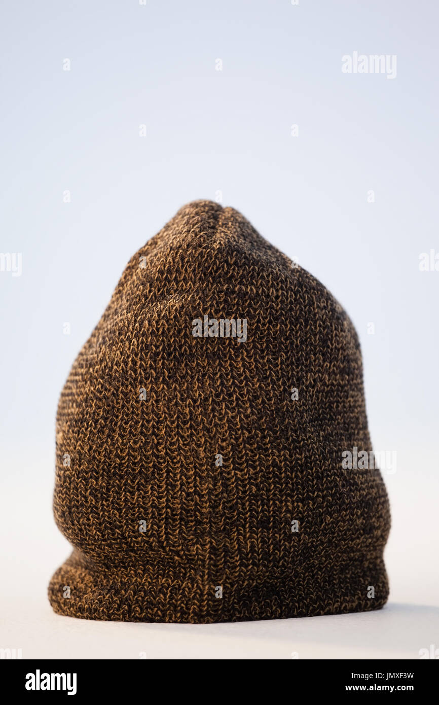 Close-up di wooly hat contro uno sfondo bianco Foto Stock