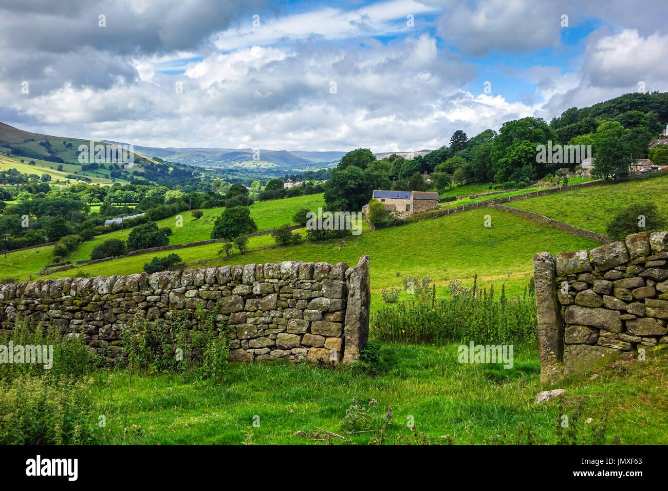 Le pareti e i campi sopra Hathersage, Peak District campagna Foto Stock