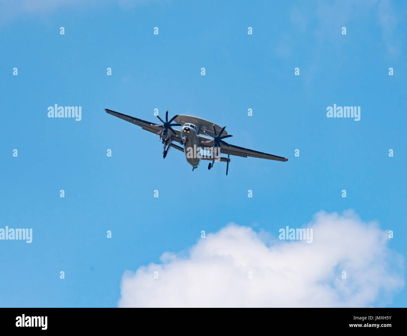 Bossier City, La., U.S.A. - Luglio 20, 2017: UNA MARINA E2C Hawkeye AWACS aeromobile si avvicina Barksdale Air Force Base nel nord-ovest della Louisiana. Foto Stock