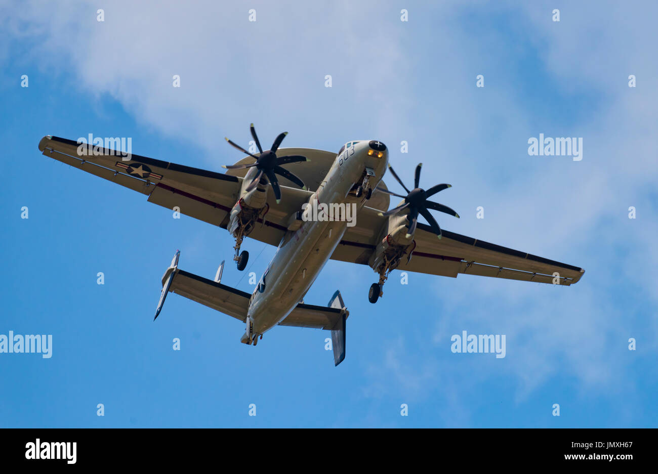 Bossier City, La., U.S.A. - Luglio 20, 2017: UNA MARINA E2C Hawkeye AWACS aeromobile si avvicina Barksdale Air Force Base nel nord-ovest della Louisiana. Foto Stock