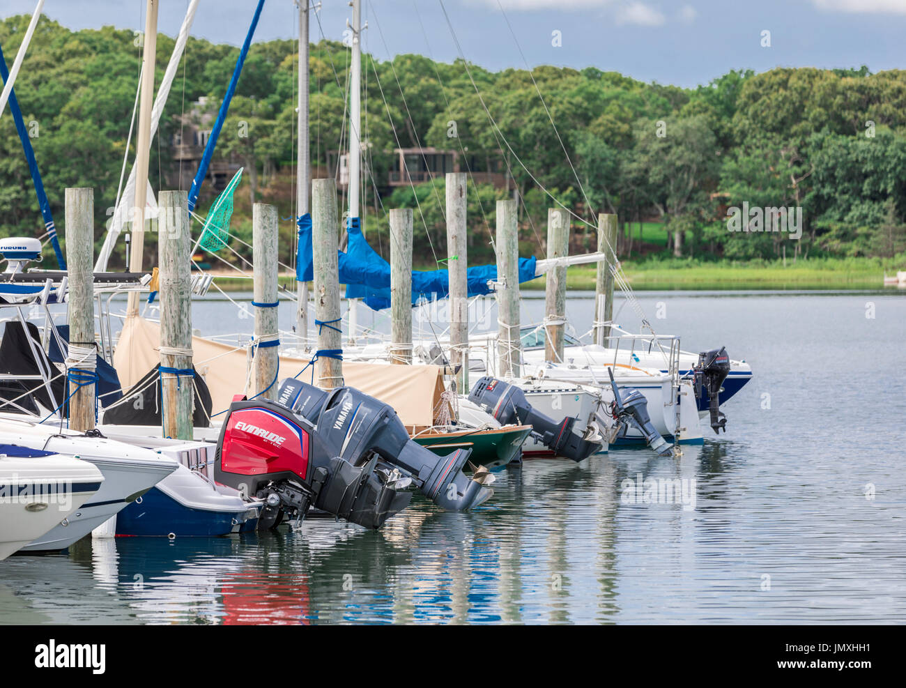 Barche in un marina in acqua chiara spiaggia, East Hampton Foto Stock