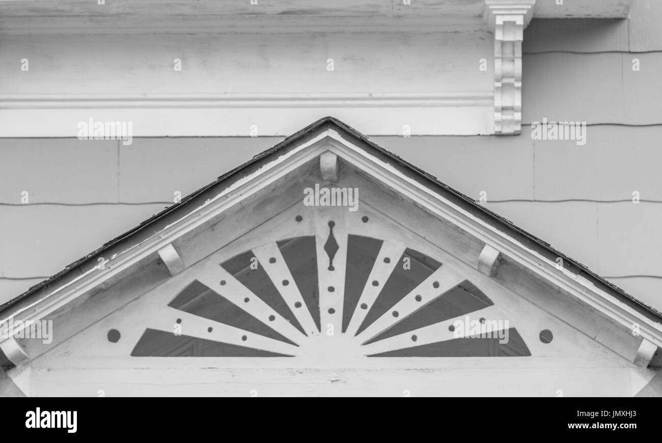 Un ornato dipinto di bianco frontone sovrastante una porta anteriore in Sag Harbor, NY Foto Stock