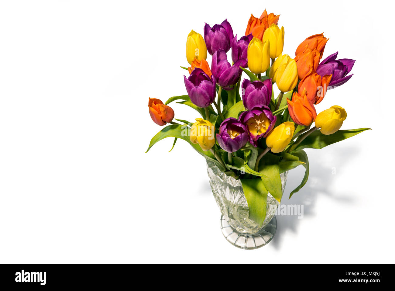 Vaso di vetro di tulipani su un fondo trasparente Foto Stock