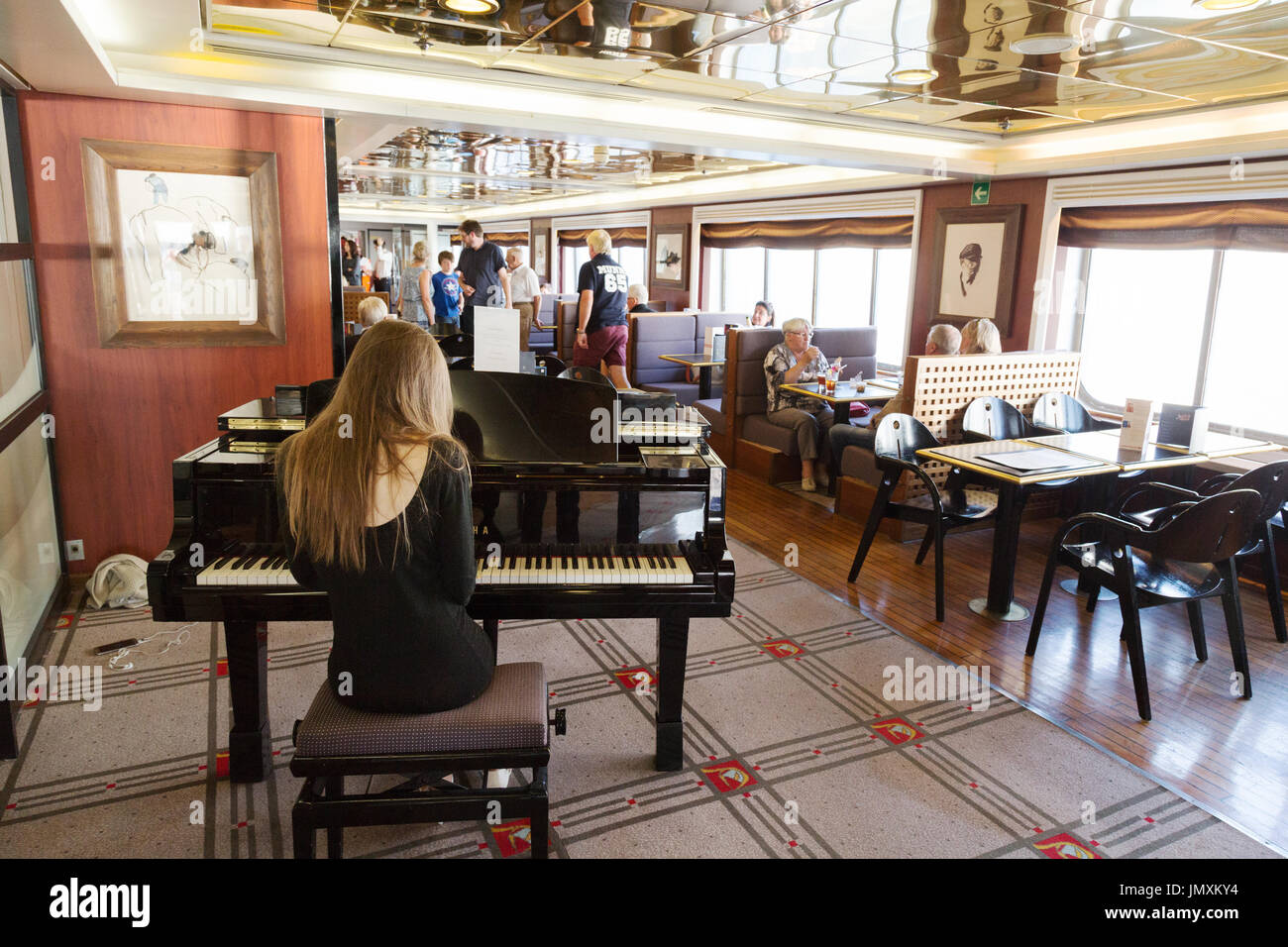 Brittany Ferries - pianista che suona in un piano bar a bordo ' Bretagne ' un canale trasversale Brittany traghetto da Portsmouth a St Malo Foto Stock