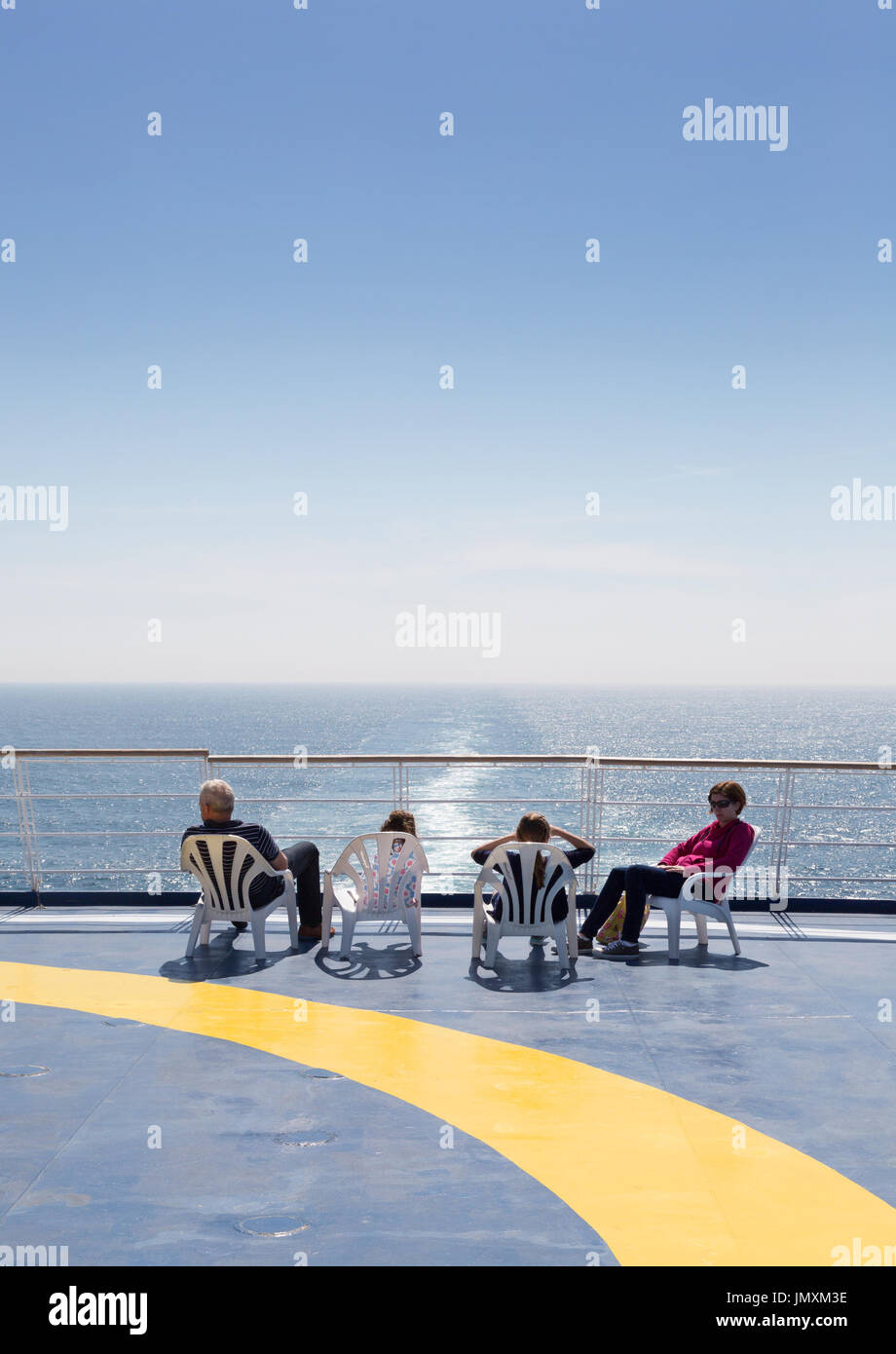La famiglia che va in vacanza su un canale trasversale traghetti Brittany traghetto "Bretagne", Brittany Ferries, da Portsmouth Regno Unito a St Malo Francia, Europa Foto Stock