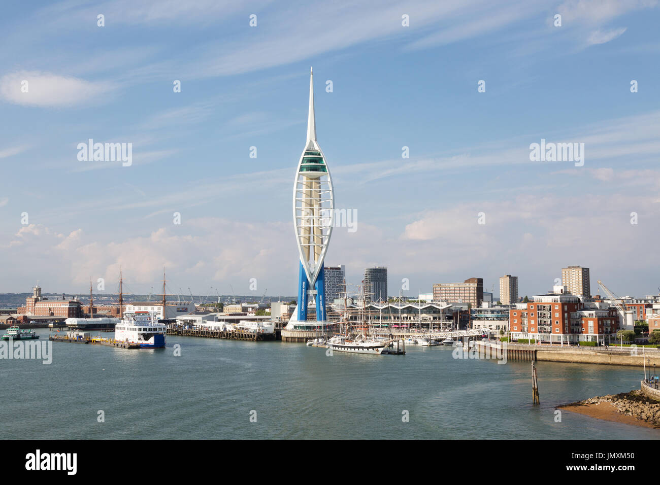 Lo skyline di Portsmouth nel Regno Unito, con la Emirates Spinnaker Tower, Portsmouth Regno Unito Foto Stock