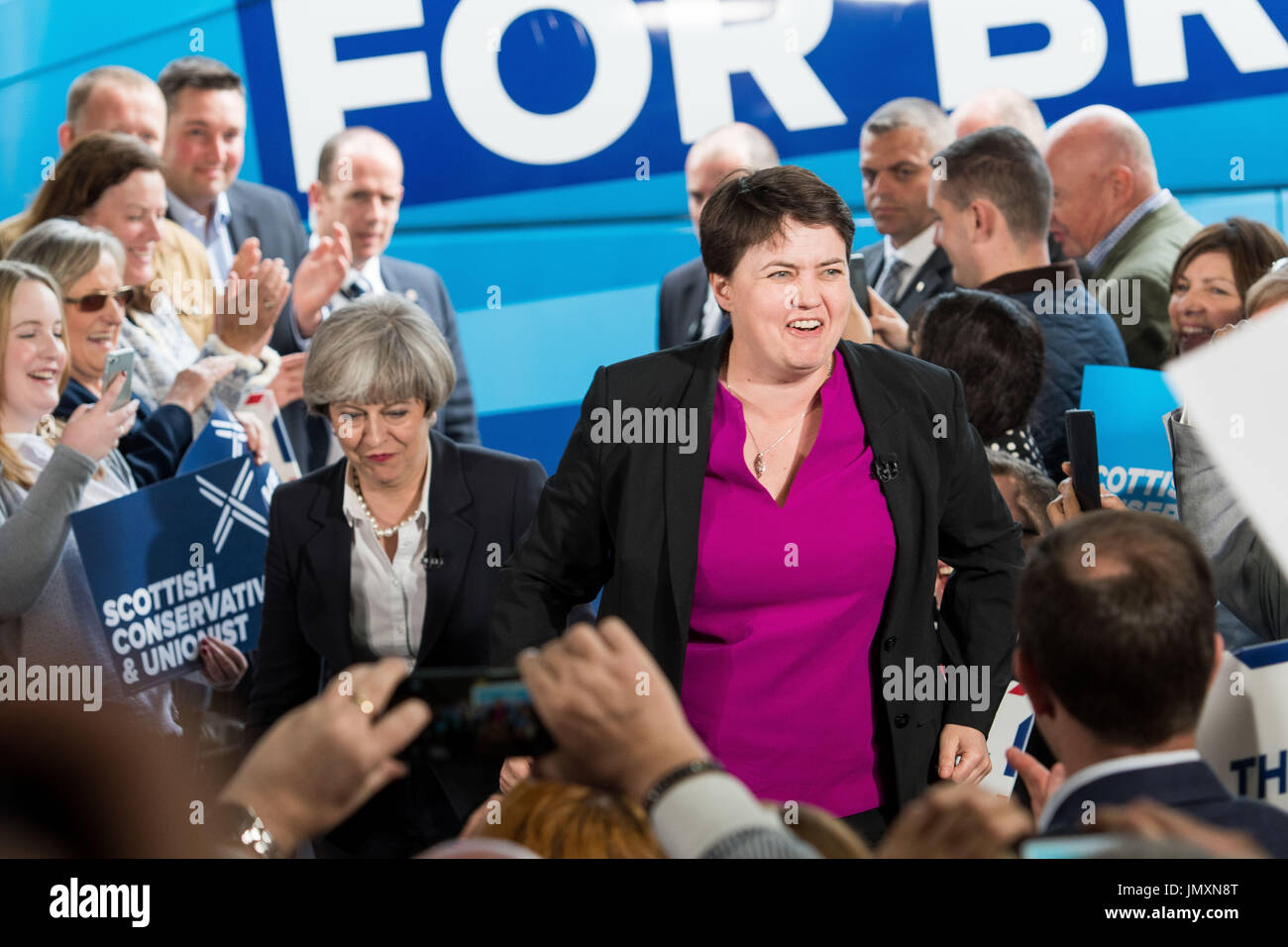 Il primo ministro Theresa Maggio visite orologeria prelievo e deposito impresa di Edimburgo nel costruire fino alle elezioni generali britanniche, 5 giugno 2017, Ruth D Foto Stock