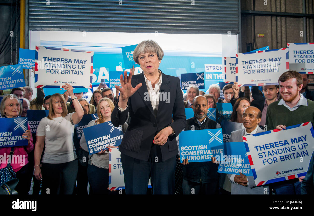 Il primo ministro Theresa Maggio visite orologeria prelievo e deposito impresa di Edimburgo nel costruire fino alle elezioni generali britanniche, 5 giugno 2017 Foto Stock