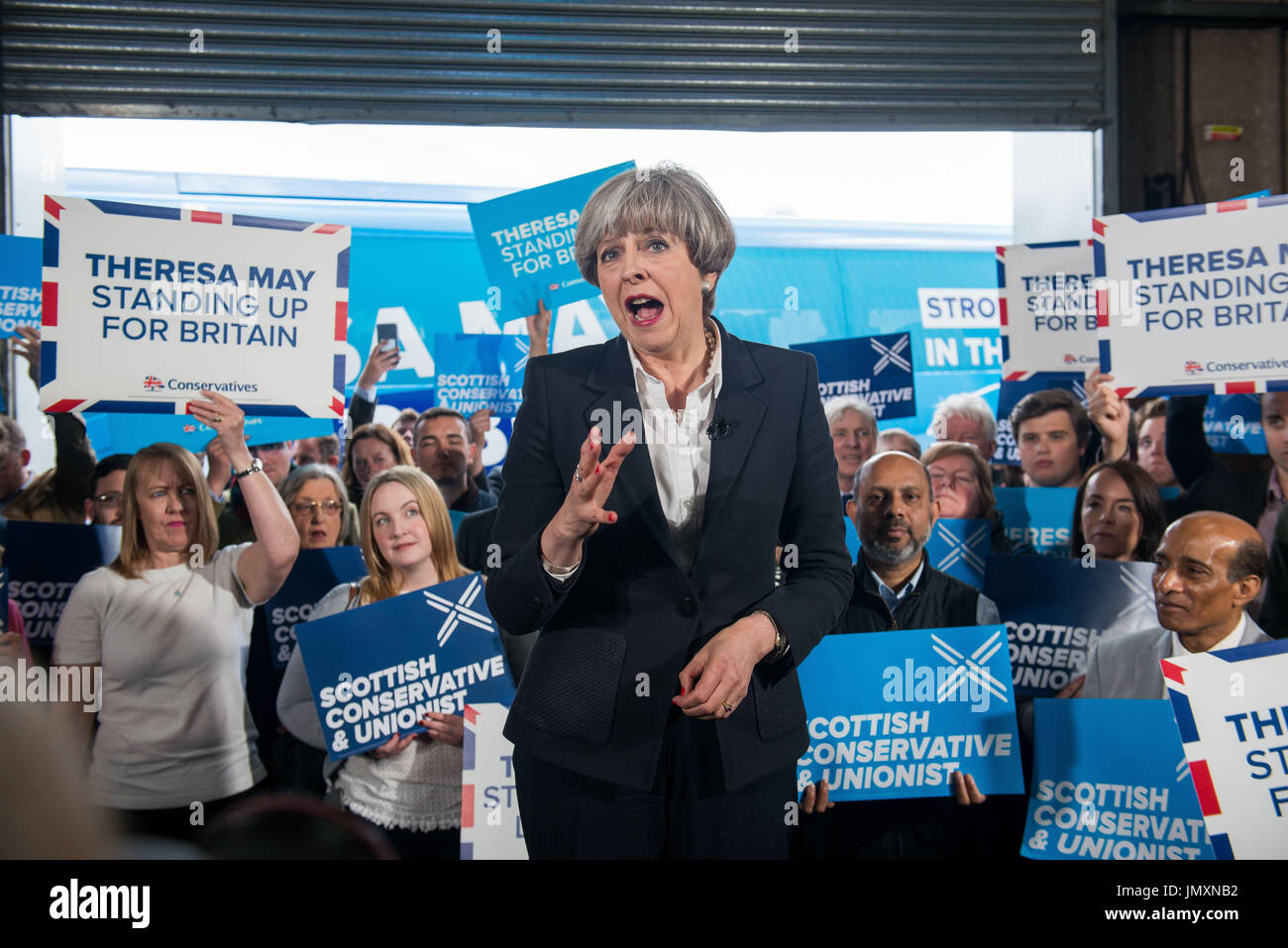 Il primo ministro Theresa Maggio visite orologeria prelievo e deposito impresa di Edimburgo nel costruire fino alle elezioni generali britanniche, 5 giugno 2017 Foto Stock