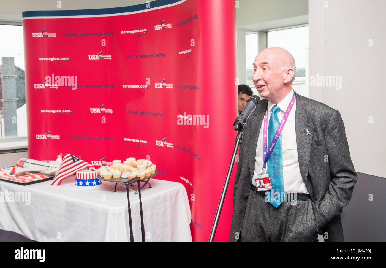 Foto: Direttore generale norvegese Bjorn Kjos, presidente dell'aeroporto di Edimburgo Sir John Elvidge e ministro per il devel internazionale Foto Stock