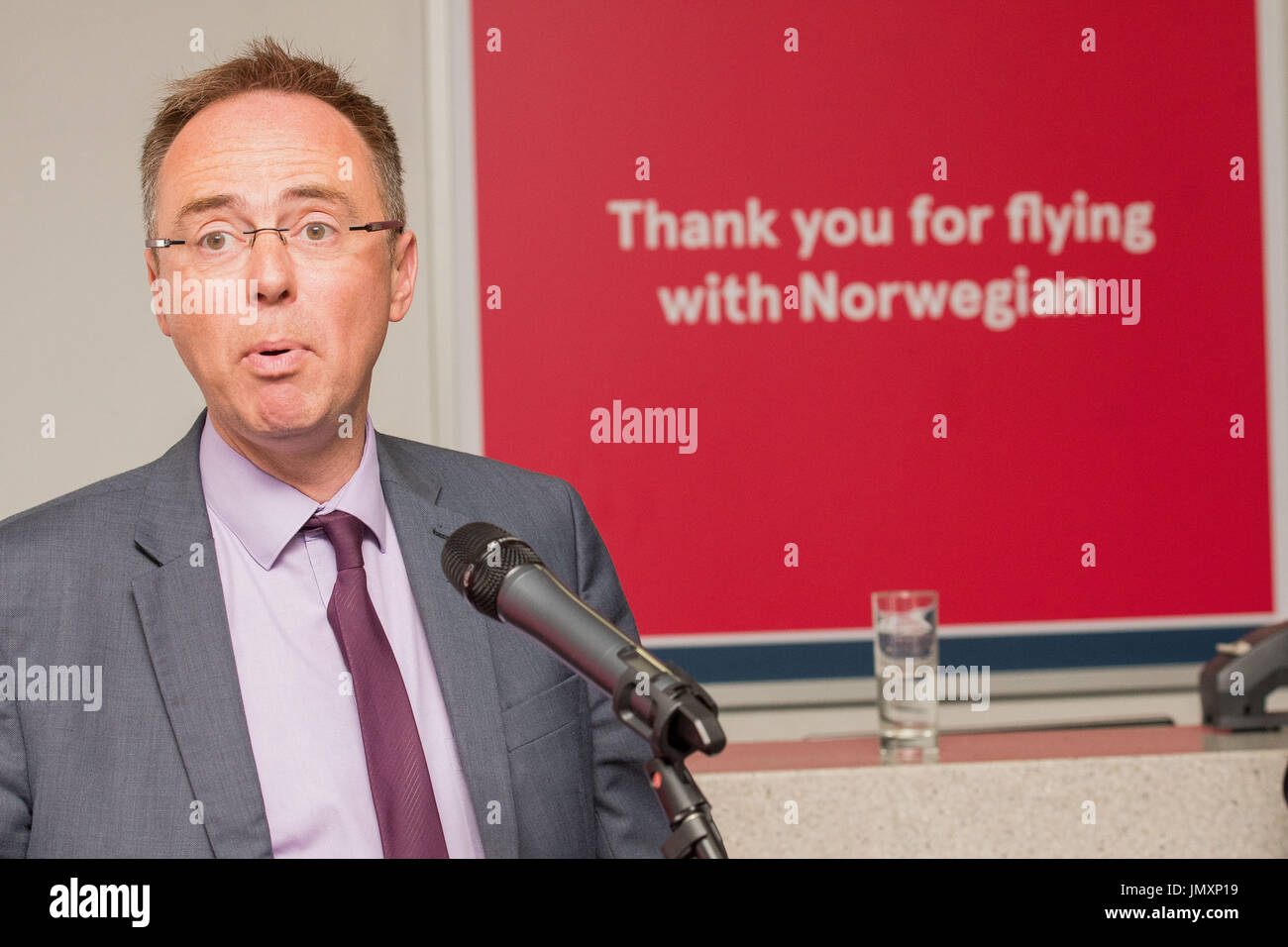 Foto: Direttore generale norvegese Bjorn Kjos, presidente dell'aeroporto di Edimburgo Sir John Elvidge e ministro per il devel internazionale Foto Stock