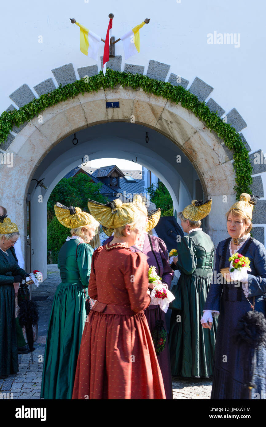 Donna Donne con Goldhaube Goldhauben (golden cap caps) presso il Corpus Christi holiday, Traunkirchen, Salzkammergut, Oberösterreich, Austria superiore, Austria Foto Stock