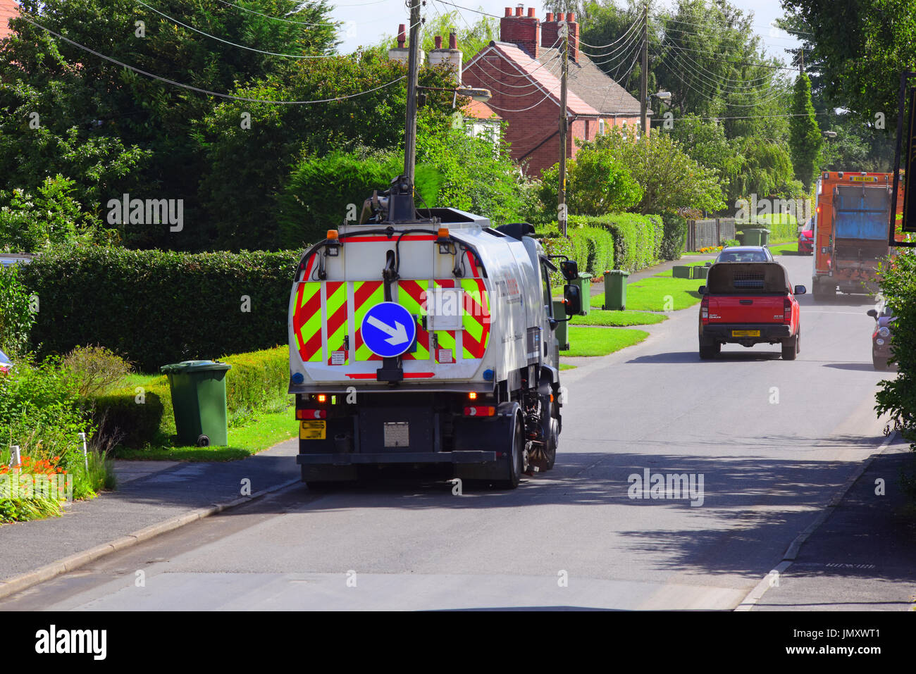 Spazzamento strade camion su strada di pulizia grondaie in street ellerton Yorkshire Regno Unito Foto Stock