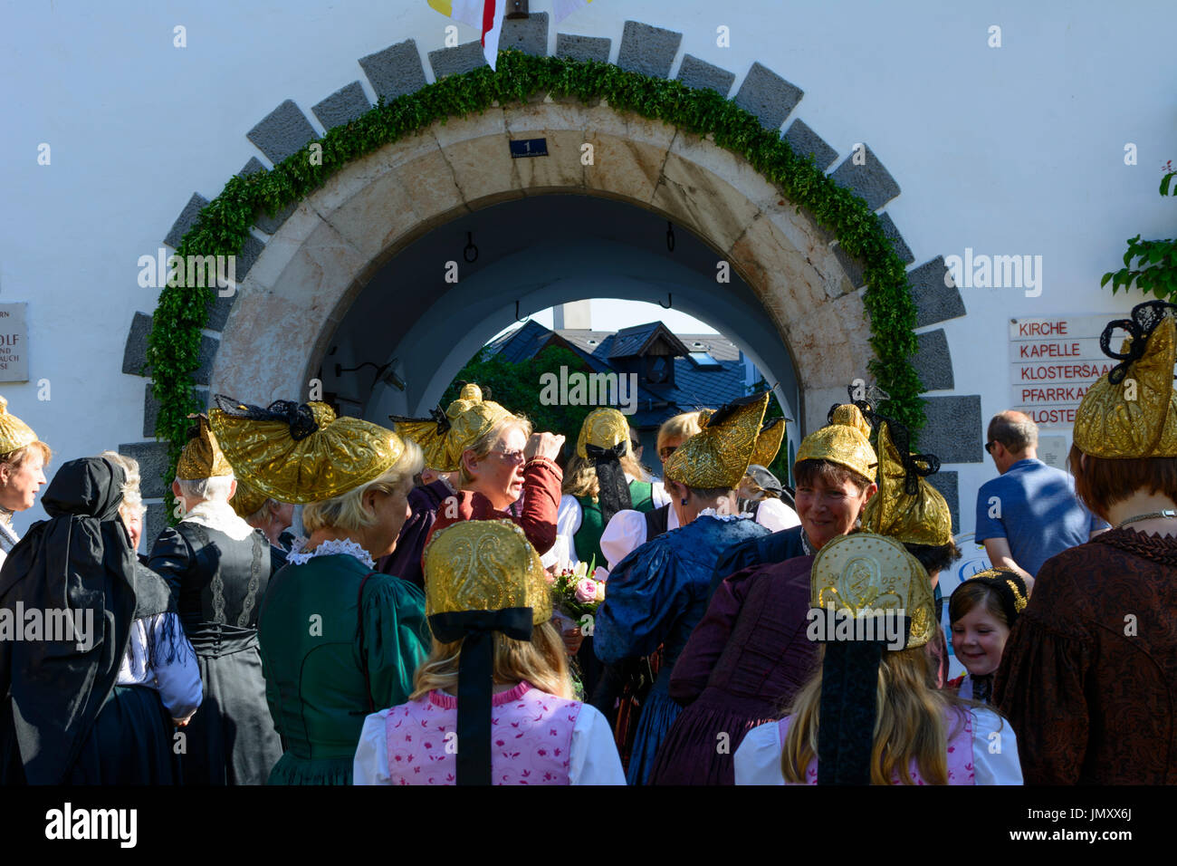 Donna Donne con Goldhaube Goldhauben (golden cap caps) presso il Corpus Christi holiday, Traunkirchen, Salzkammergut, Oberösterreich, Austria superiore, Austria Foto Stock