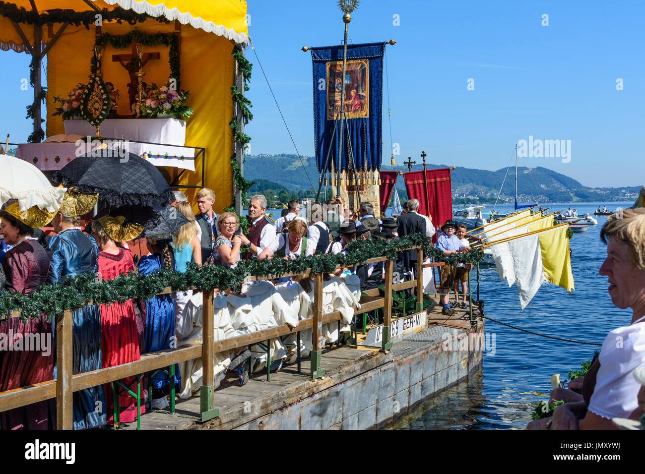 Maritime processione sul lago Traunsee presso il Corpus Christi holiday, nave, donna donne con Goldhaube Goldhauben (golden cap caps), chiesa bandiere, Traunkirc Foto Stock
