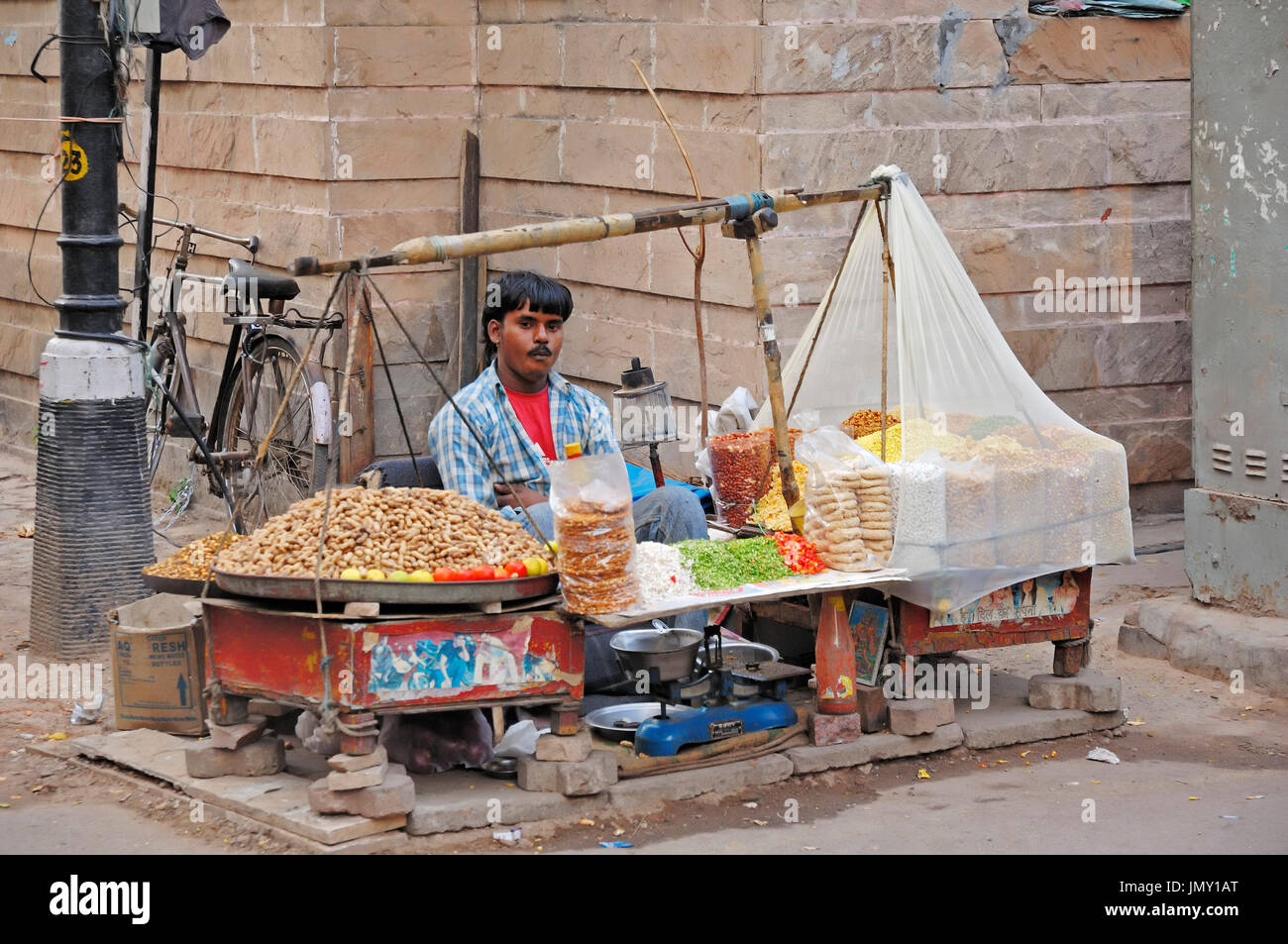 Venditore ambulante, New Delhi, India | Strassenhaendler, Neu-Delhi, Indien Foto Stock