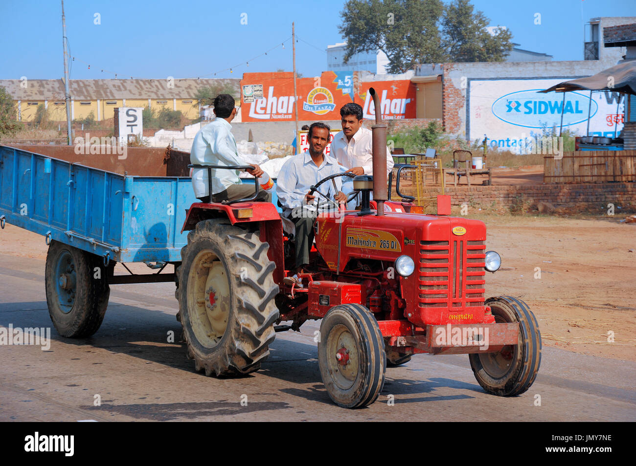 Il trattore con il rimorchio, Rajasthan, India | Traktor mit Anhaenger, Rajasthan, Indien Foto Stock