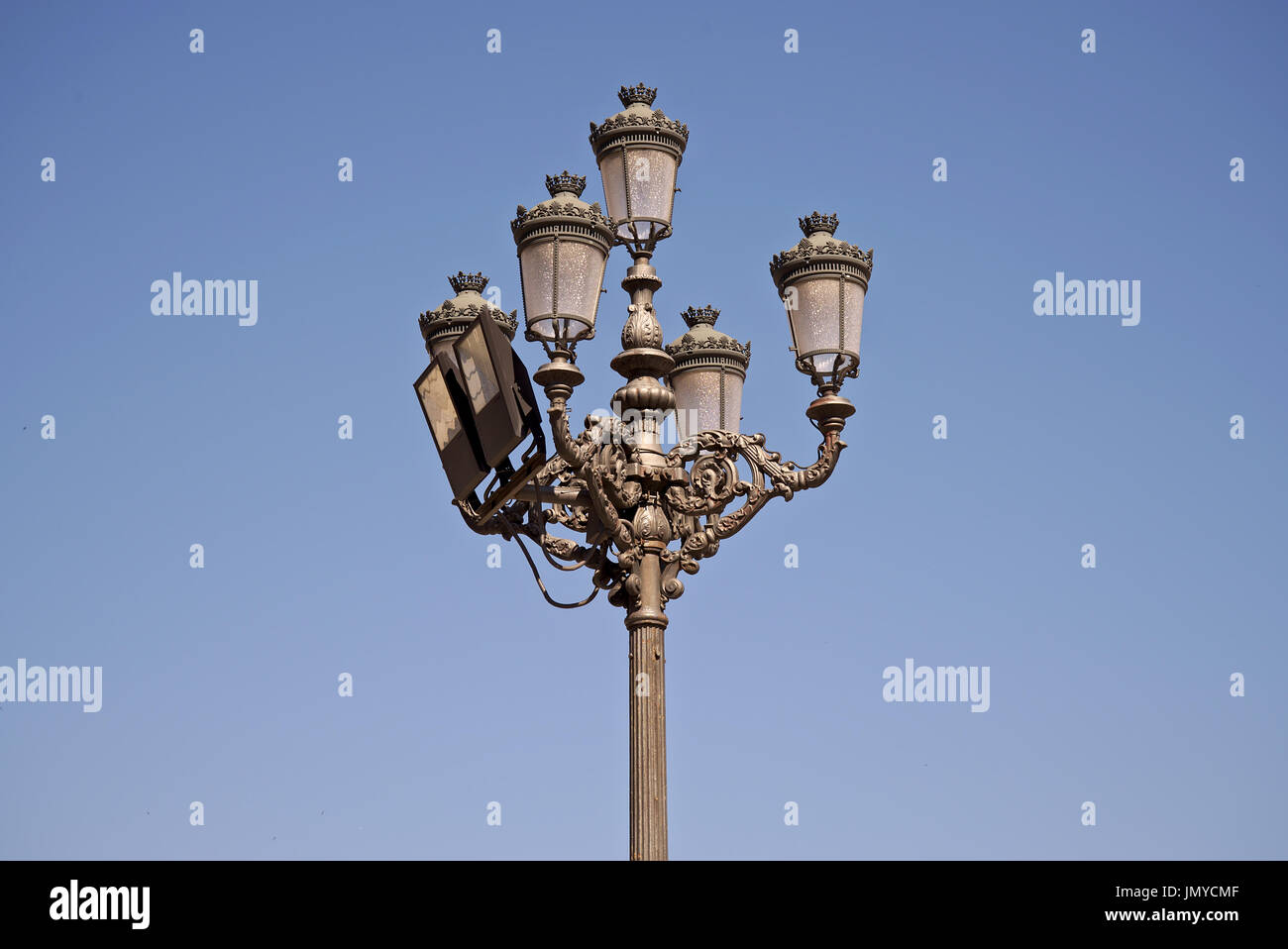 Vintage citylight di Madrid, Spagna. Immagine presa accanto a al Palazzo Reale di Madrid, Spagna, con dritto uncloudy cielo blu come sfondo. Foto Stock