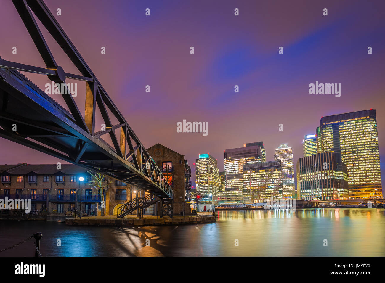 Londra, Inghilterra - colorata notte cielo a Canary Wharf financial district con skyscapers e gli edifici residenziali presso il Docklands di Londra di notte Foto Stock