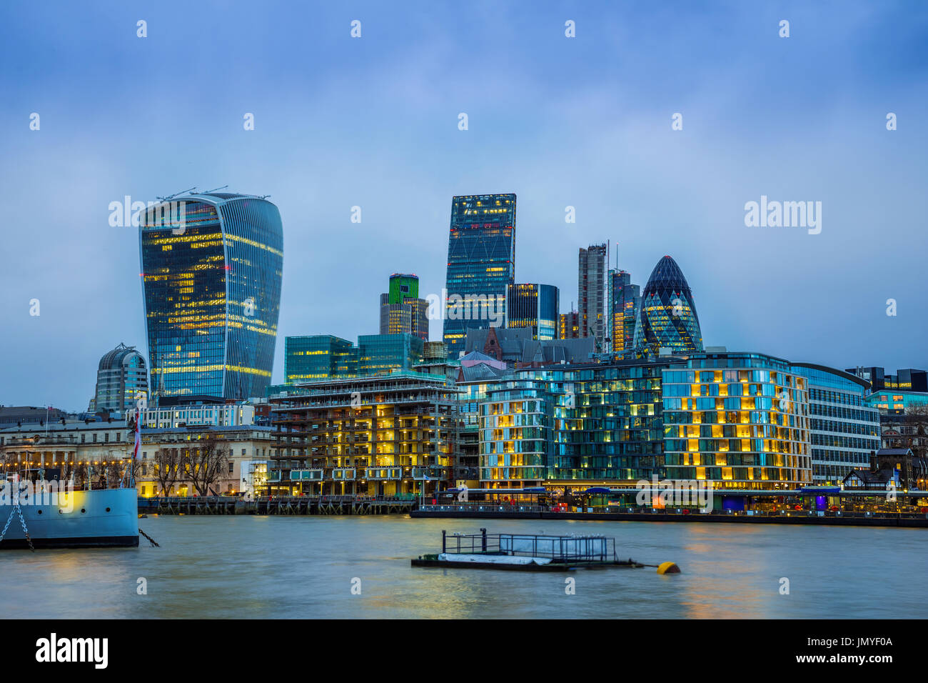 Londra, Inghilterra - Banca, il famoso quartiere degli affari di Londra con grattacieli e cielo blu al tramonto Foto Stock