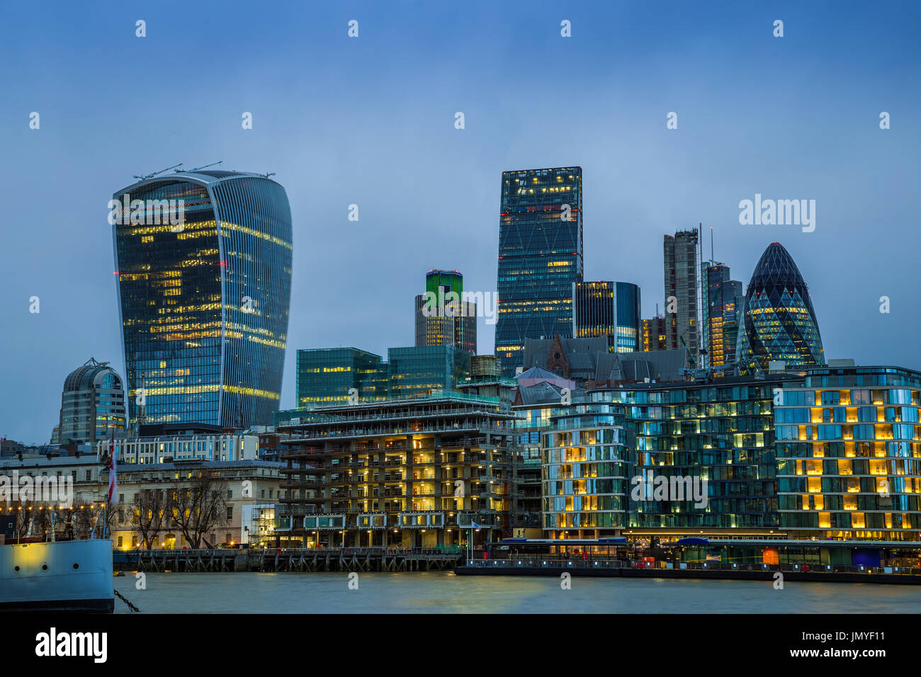 Londra, Inghilterra - Banca, il famoso quartiere degli affari di Londra con grattacieli e cielo blu al tramonto Foto Stock