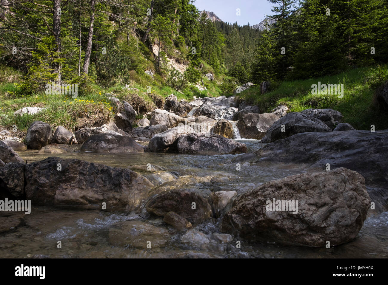 Flusso di Klammbach in esecuzione attraverso la valle Gaistal, Leutasch, Tirolo, Austria Foto Stock