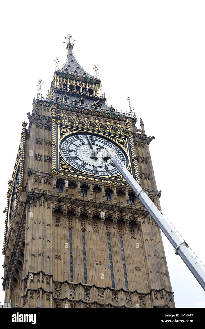 Pic mostra: impalcature salendo sul Big Ben presso la sede del Parlamento, House of Commons. Vita facile per alcuni. Non per gli altri oggi 28.7.17 ma alcuni Foto Stock