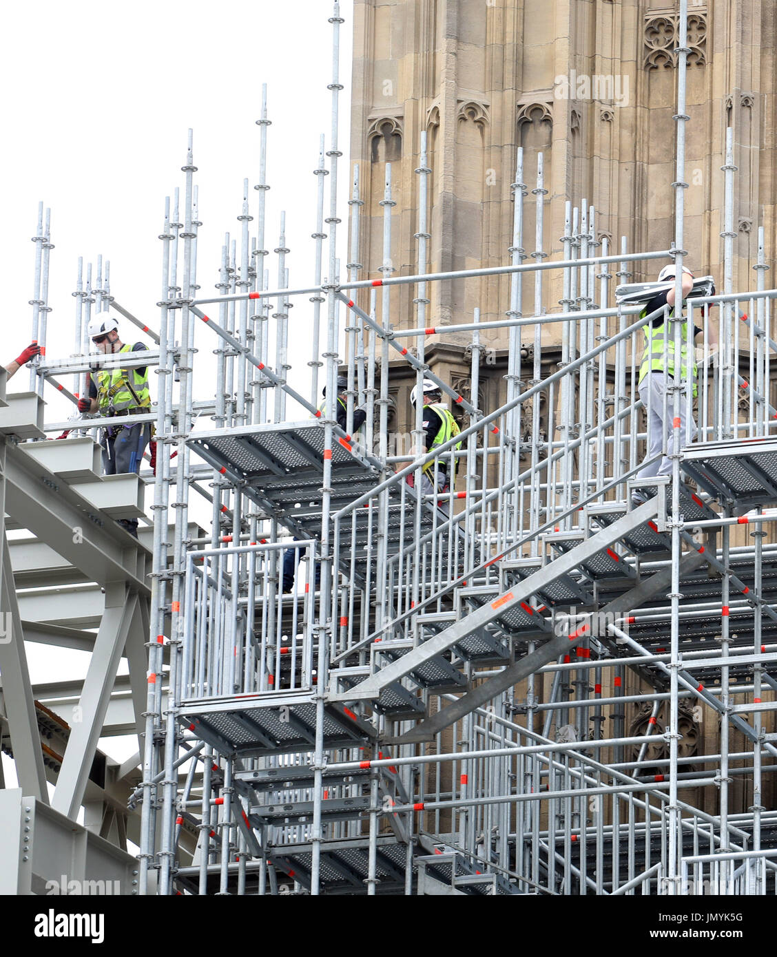 Pic mostra: impalcature salendo sul Big Ben presso la sede del Parlamento, House of Commons. Vita facile per alcuni. Non per gli altri oggi 28.7.17 ma alcuni Foto Stock